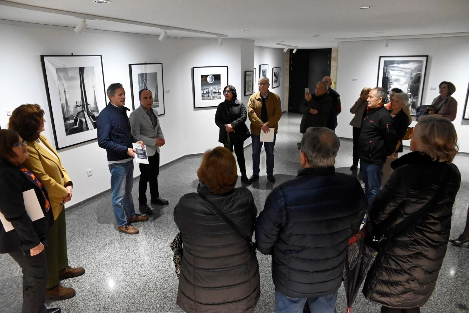La exposición por los 40 años de trayectoria de José Domínguez en Cajasur, en imágenes