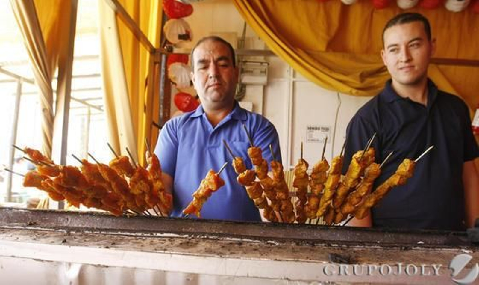 Los pinchitos de 'El Pozo de la Víbora' tienen fama en la Feria.

Foto: Pascual