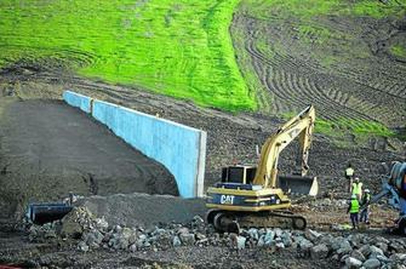 Imagen de archivo de las obras, ahora paralizadas, para el desvío del arroyo Argamasilla, en Écija.
