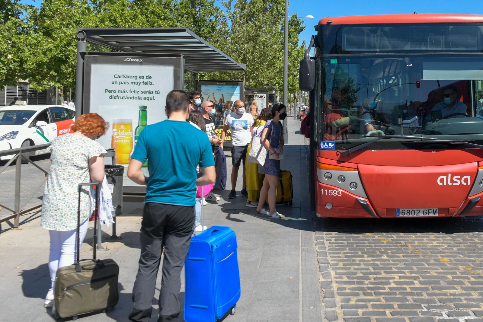 Imagen de usuarios del transporte público esperando al autobús