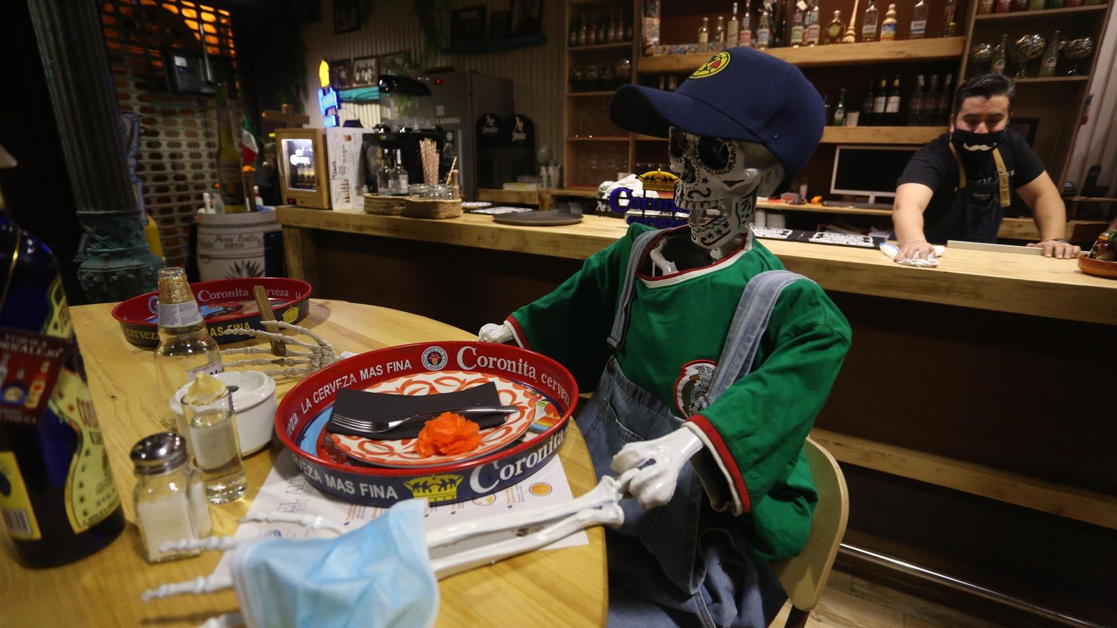 El último comensal que se niega a irse en el restaurante mexicano Revolución Mx.