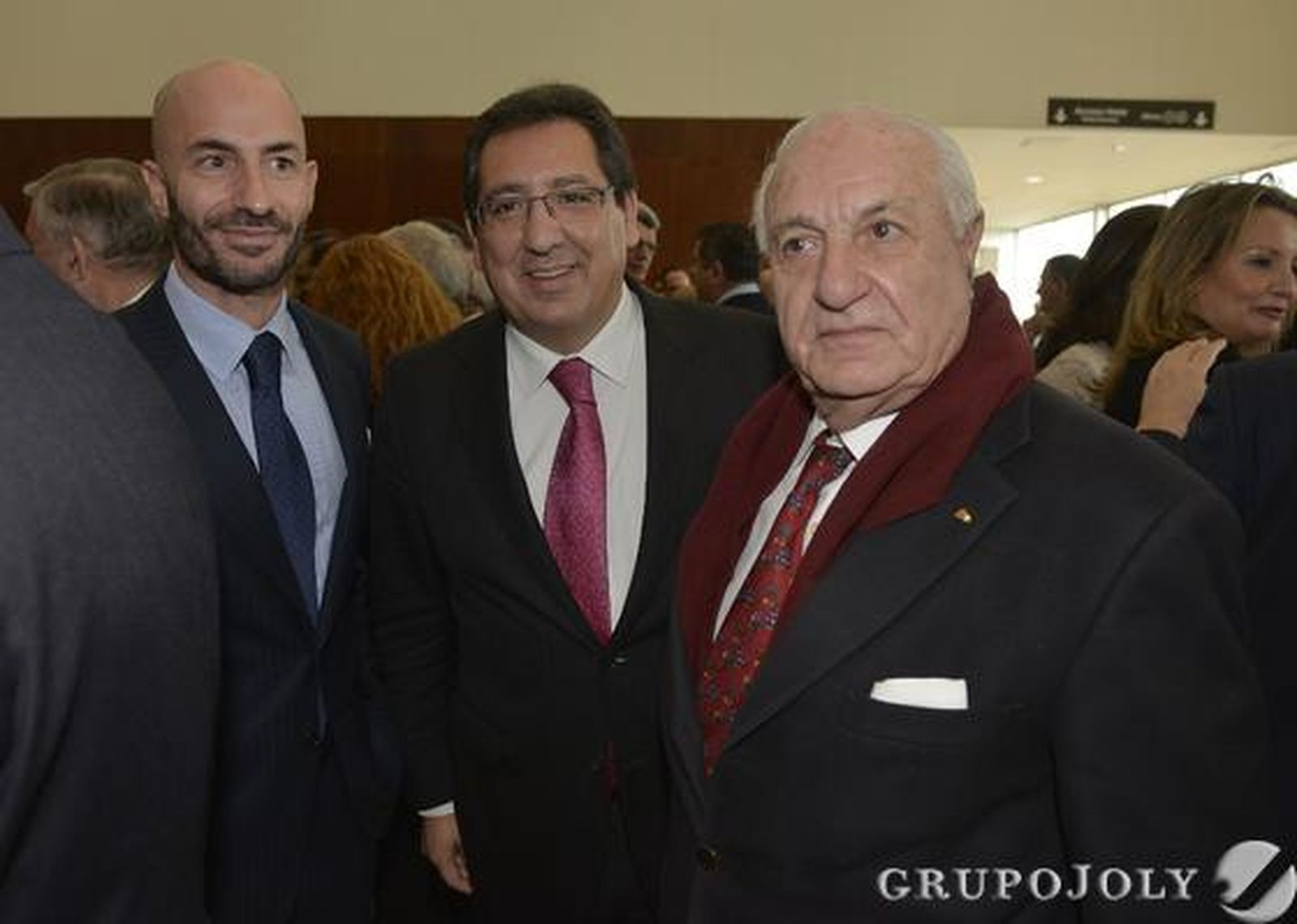 Álvaro Guillén, presidente de Lándaluz; Antonio Pulido, presidente de la Fundación Cajasol, y Juan Ramón Guillén. / Juan Carlos Vázquez