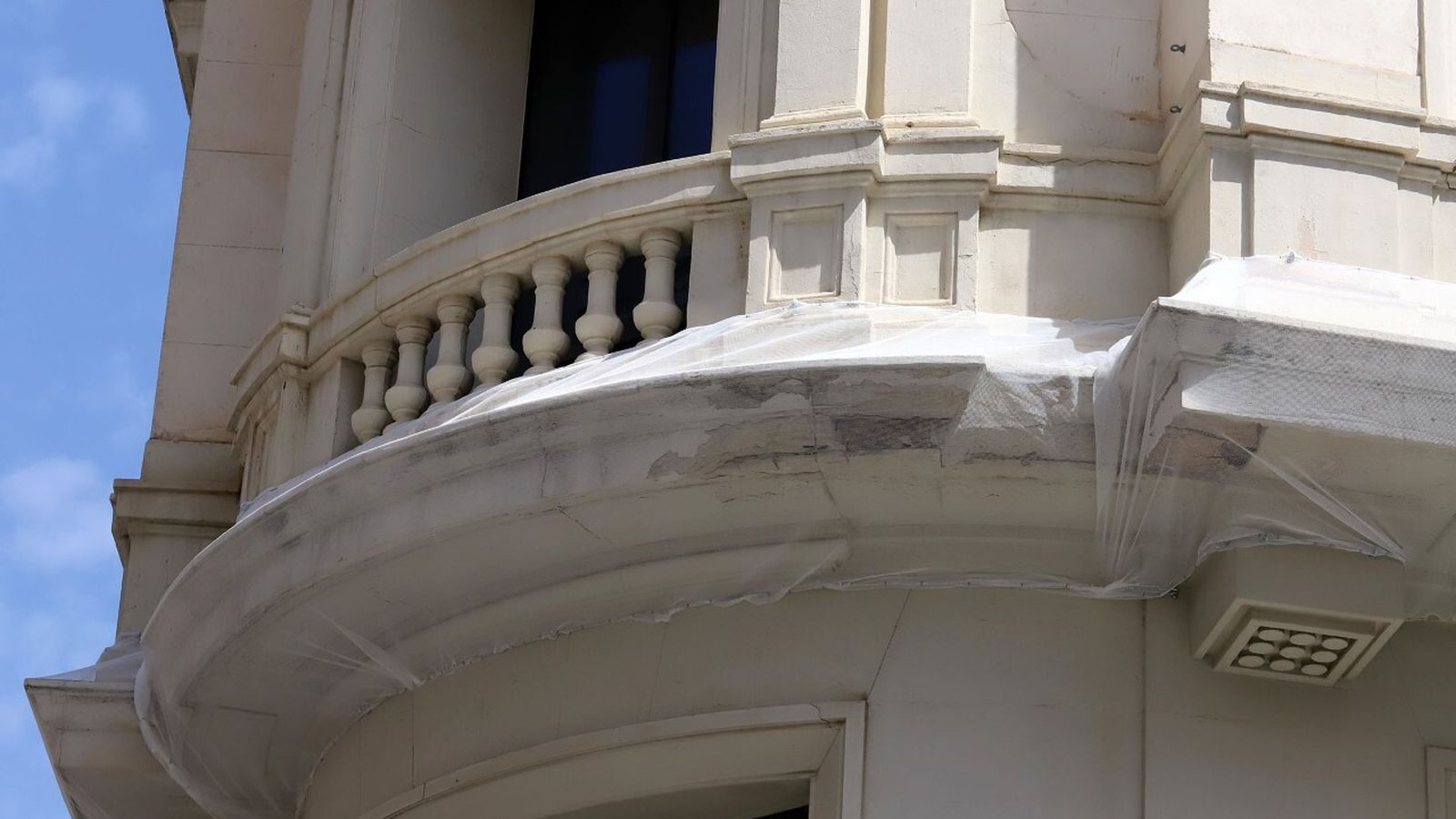 Detalle del deterioro en una de las cornisas del edficio municipal.