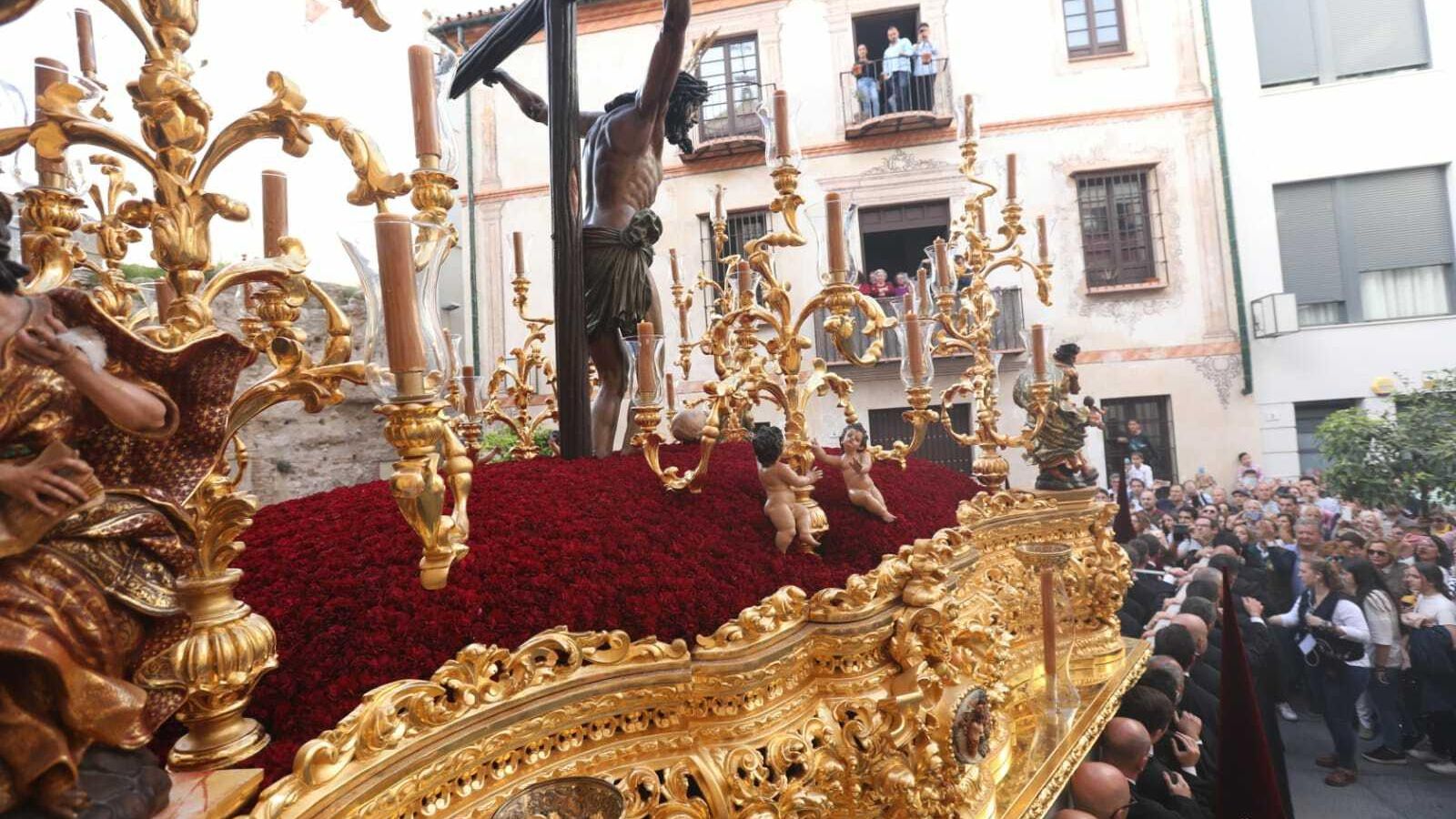 El Cristo de la Agonía hundido bajo un monte de claveles rojos El Cristo de la Agonía hundido bajo un monte de claveles rojos
