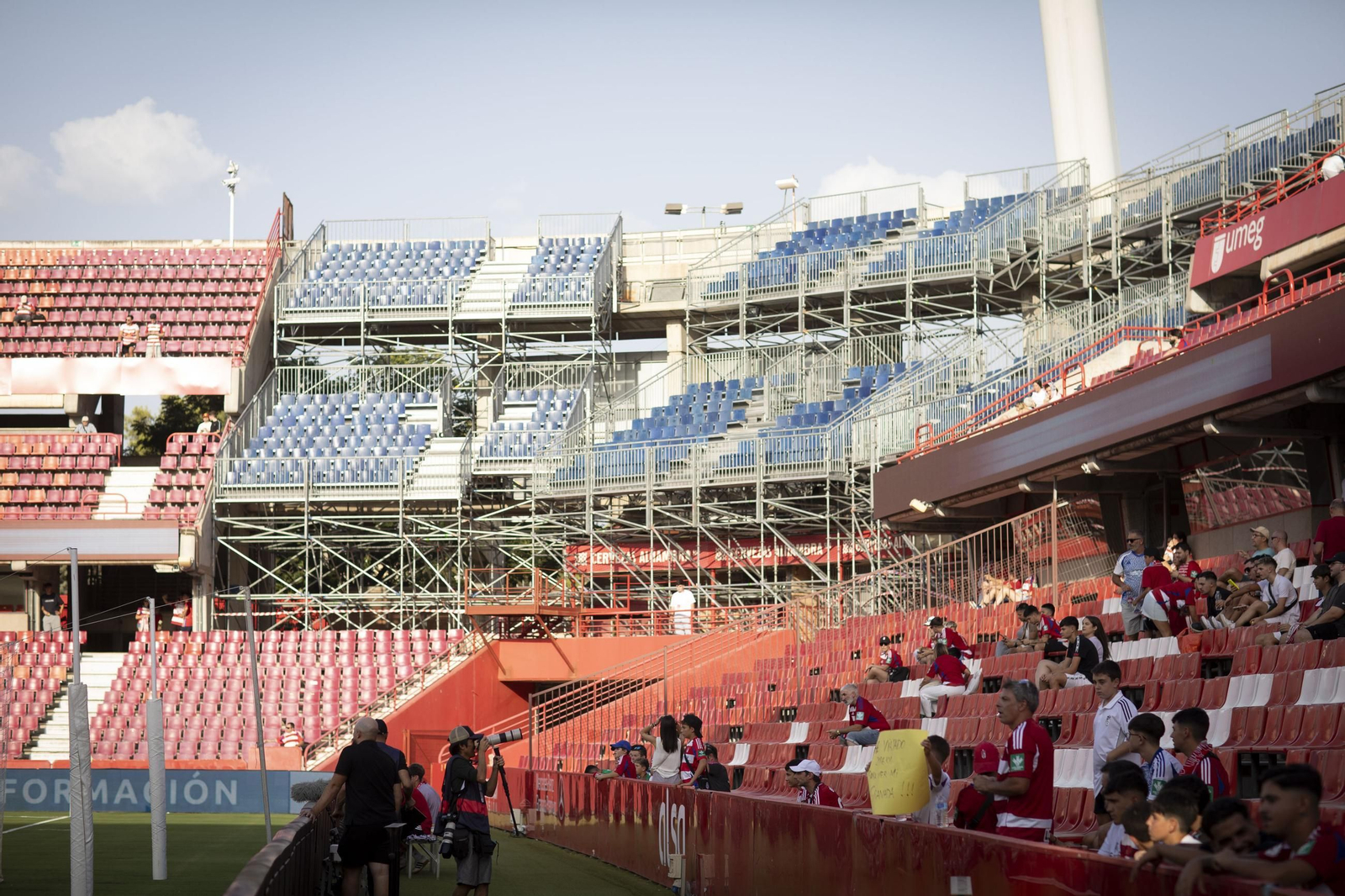 Aficionados en el Nuevo Los Cármenes antes de un partido