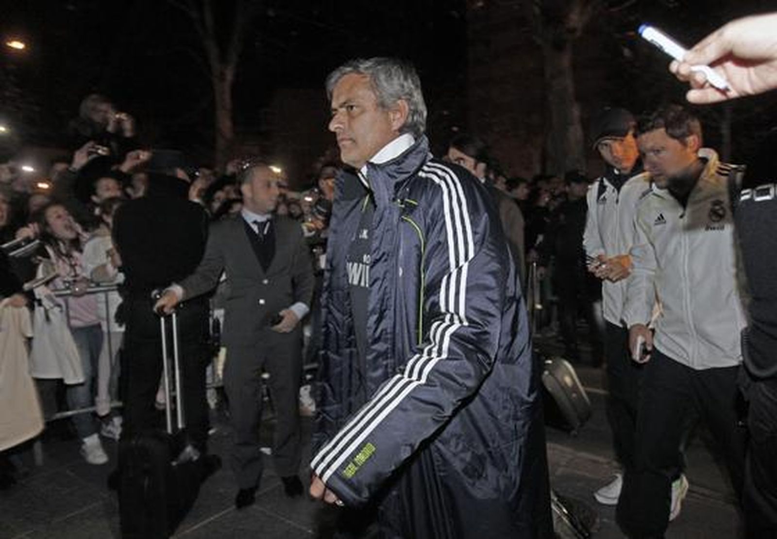 El técncio madridista, Mourinho, con semblante serio a su llegada a Sevilla.  Foto: Antonio Pizarro