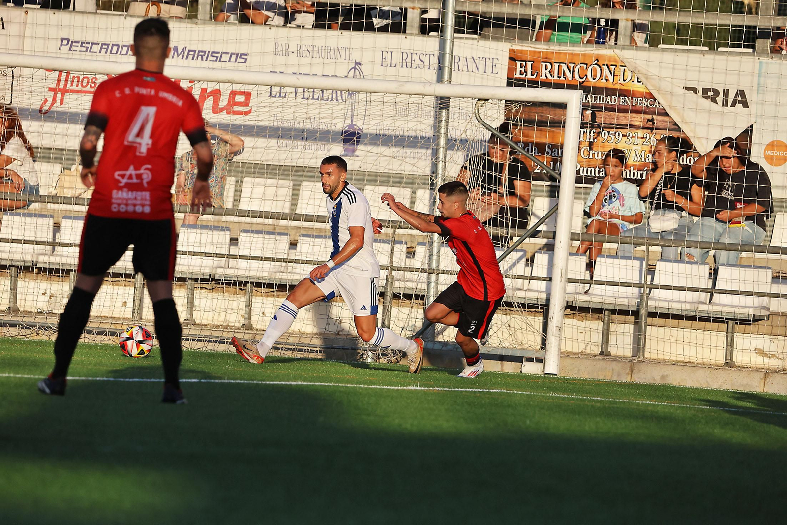 Imágenes del amistoso entre el CD Punta Umbría y el Recreativo de Huelva