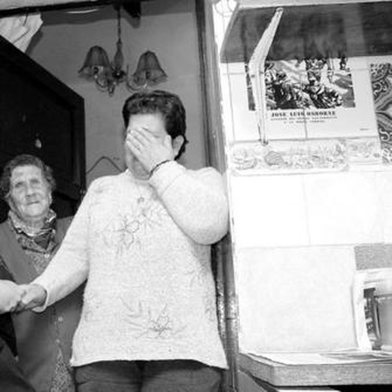 Adela Suárez, la inquilina que iban a desalojar, momentos después de que se suspendiera el desahucio.