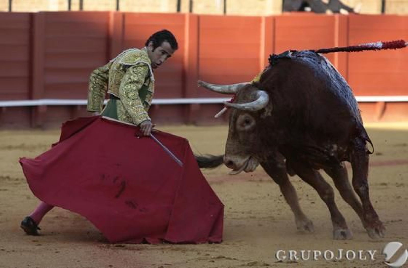 Juan Mora con el cuarto astado.

Foto: Juan Carlos Munoz