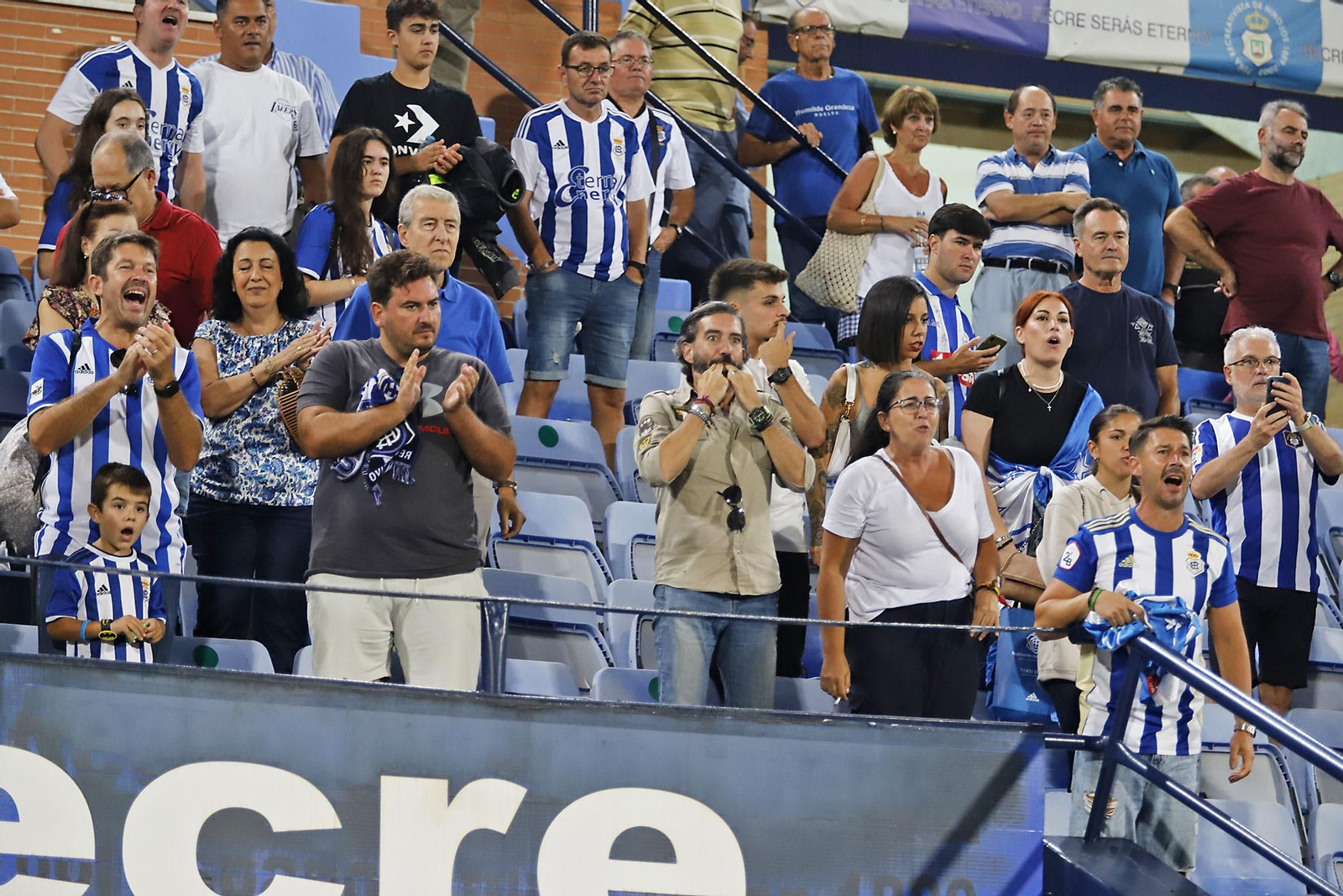 Imágenes del ambiente en el Recreativo de Huelva y Antequera CF
