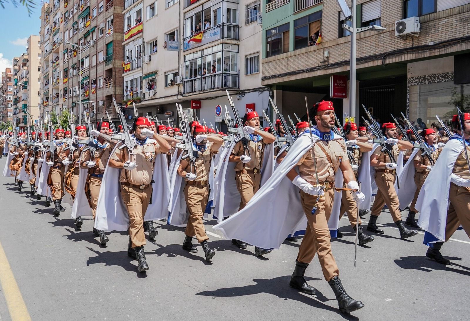 Ambiente en Granada durante el Día de las Fuerzas Armadas, en imágenes