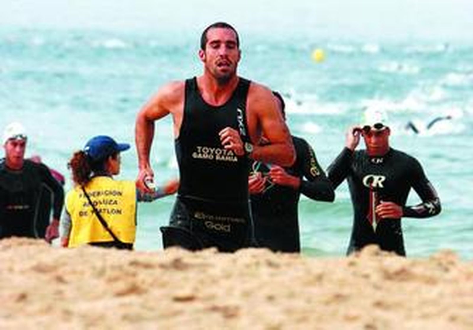 Germán Rodríguez, en su salida del agua, tras cubrir los 750 metros a nado.
