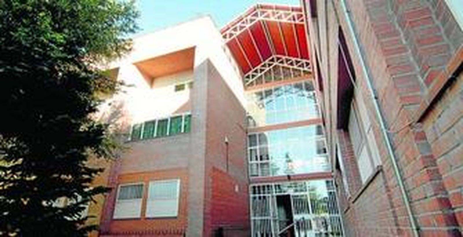 En el IES Francisco Ayala se imparten las clases de la Escuela Oficial de Idiomas de Granada.