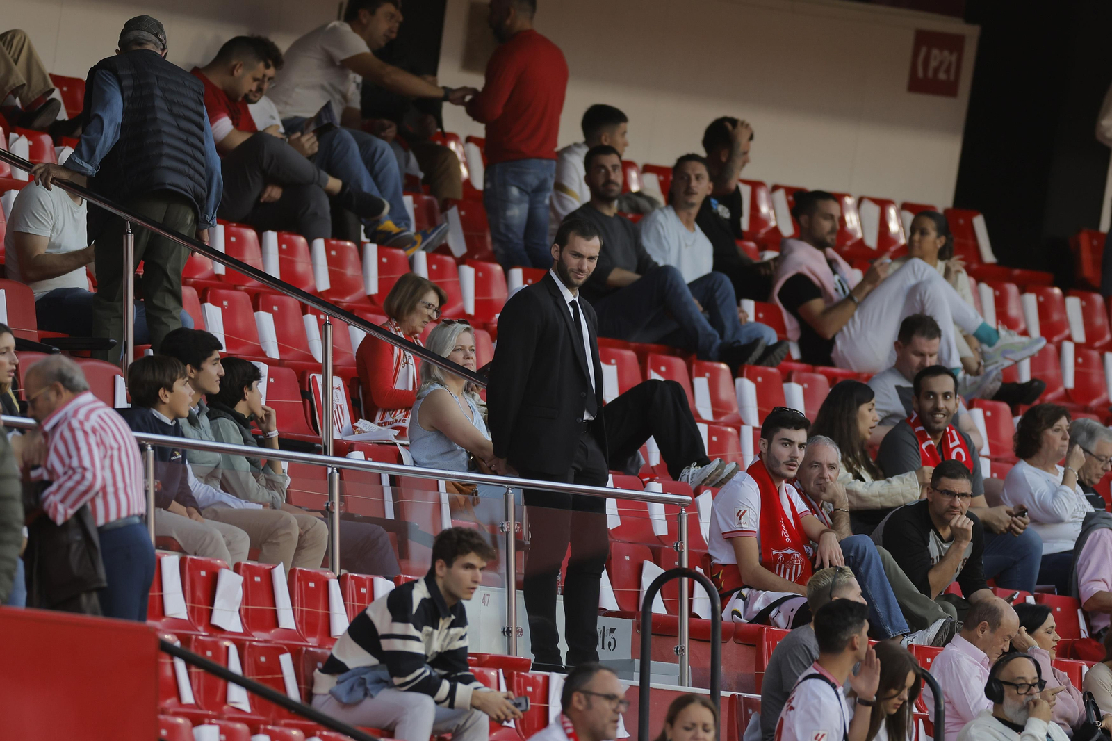 Búscate en las fotos del Sevilla-Betis