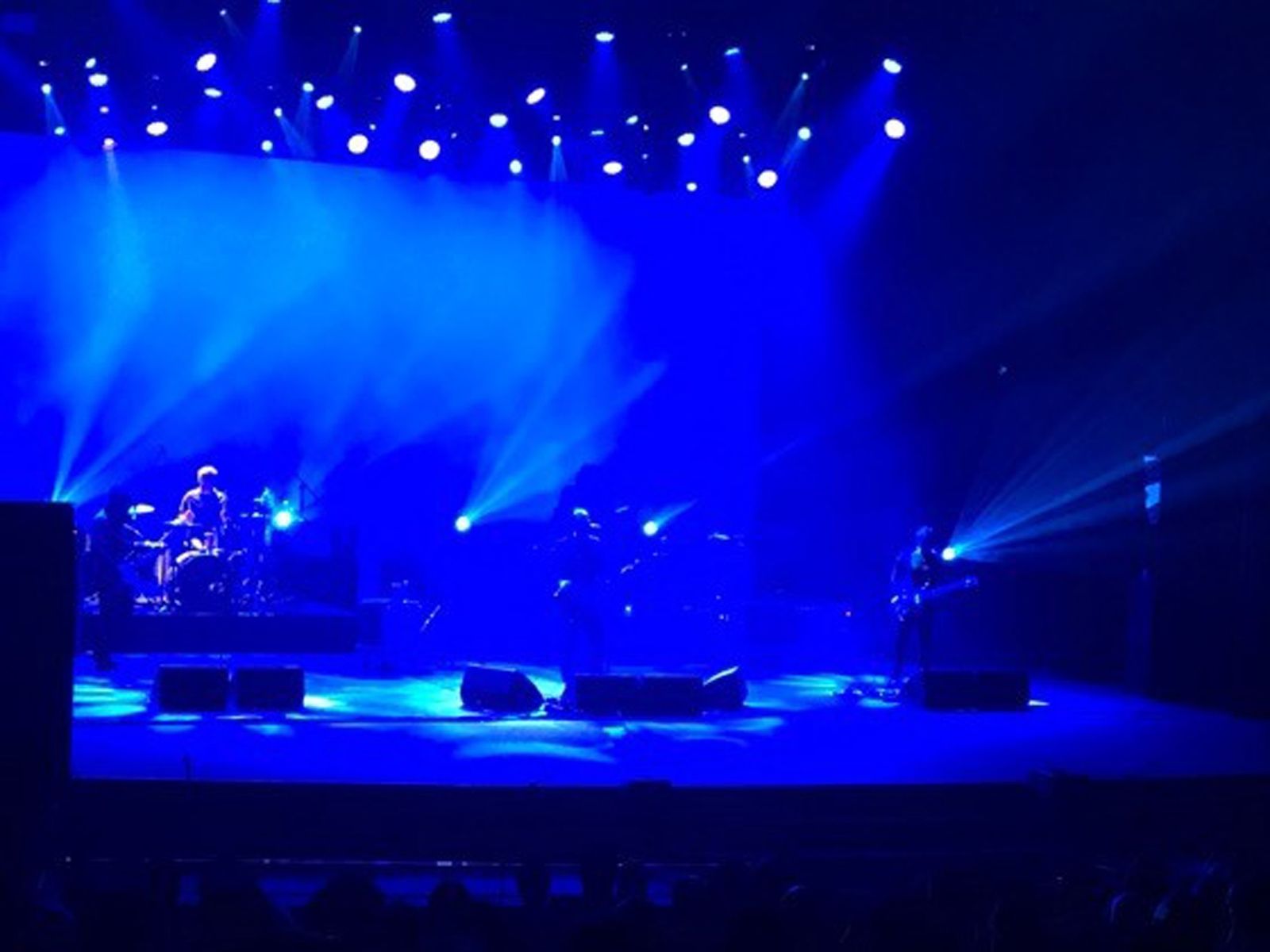 Durante la noche una luz deslumbrante se apodero del escenario con Los Planetas.