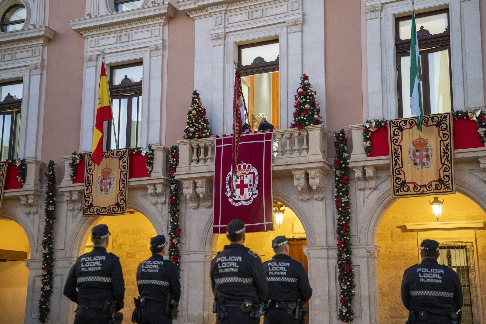 El Pendón vuelve a alzarse en Almería: memoria y ciudad bajo la luz de diciembre