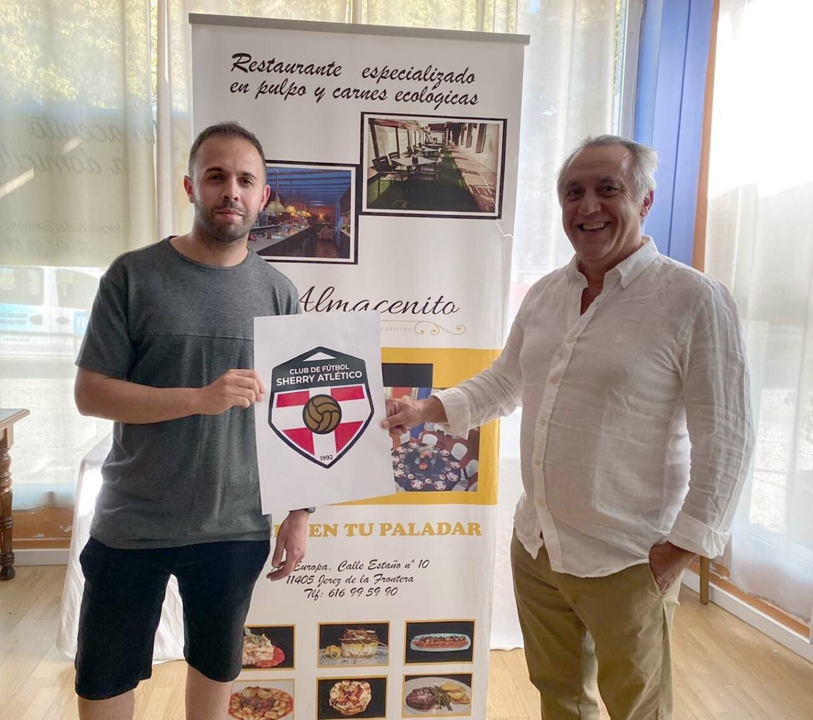 José Vega, presidente del Sherry Atlético, con Juampe Vázquez, diseñador del nuevo escudo.
