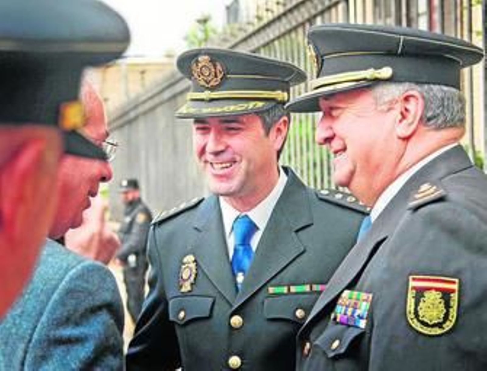 El nuevo comisario, Carlos E. Serra, dialoga con Francisco Perea y el subdelegado del Gobierno, Javier de Torre.