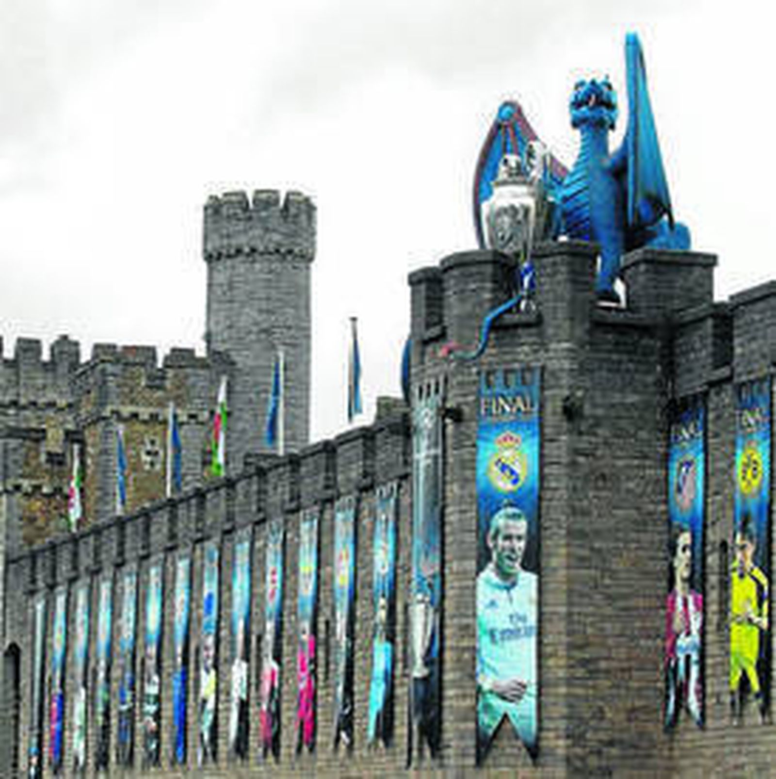 El dragón del Castillo de Cardiff custodia una réplica de la Copa de Europa.