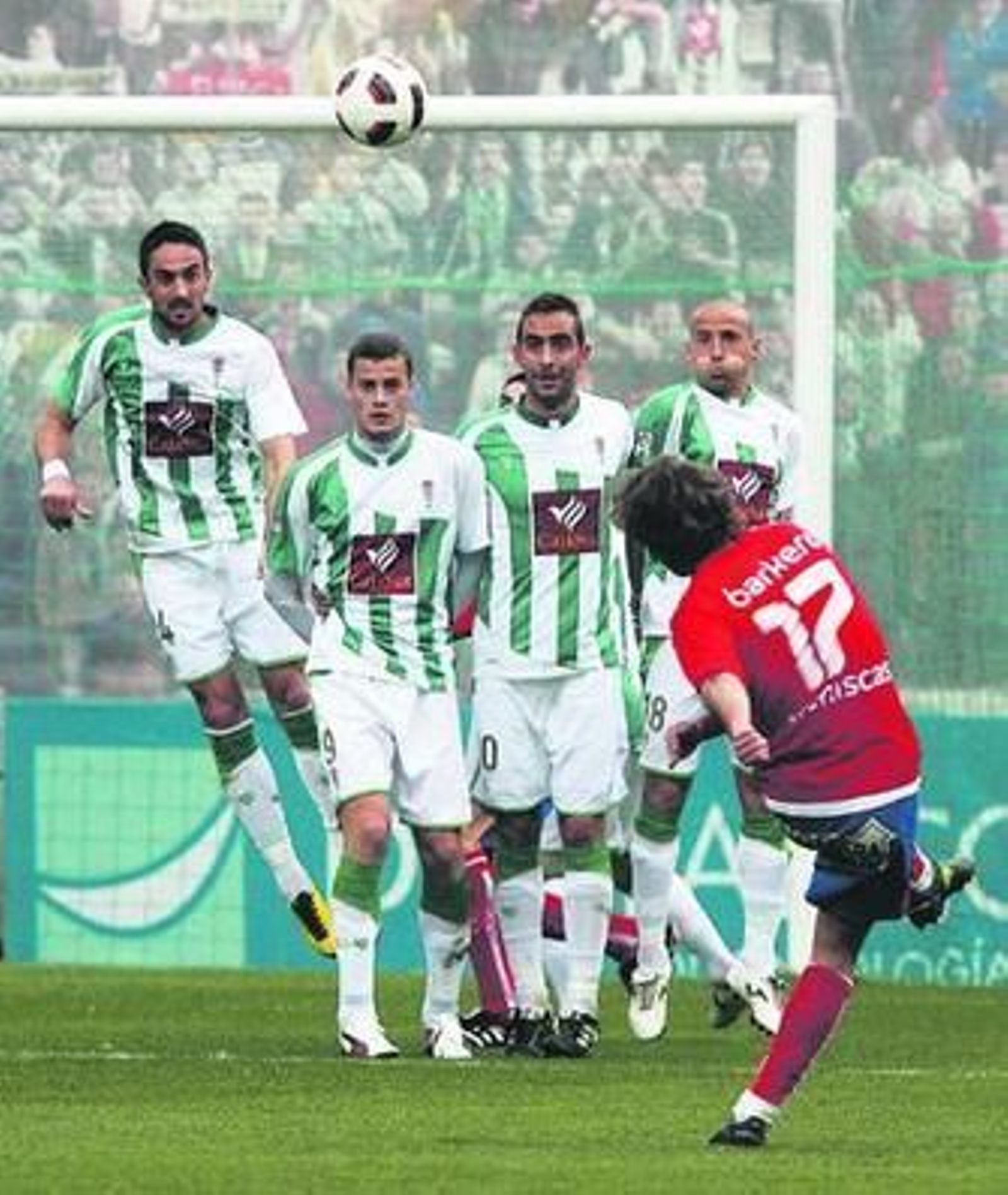 Barkero supera la barrera formada por Richy, Oriol Riera, Alberto Aguilar y Jorge Luque.