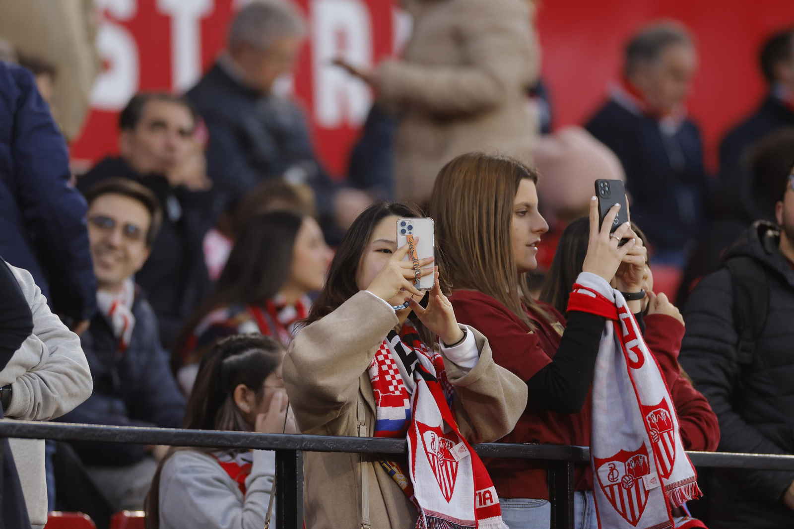 Búscate en las fotos del Sevilla-Elche