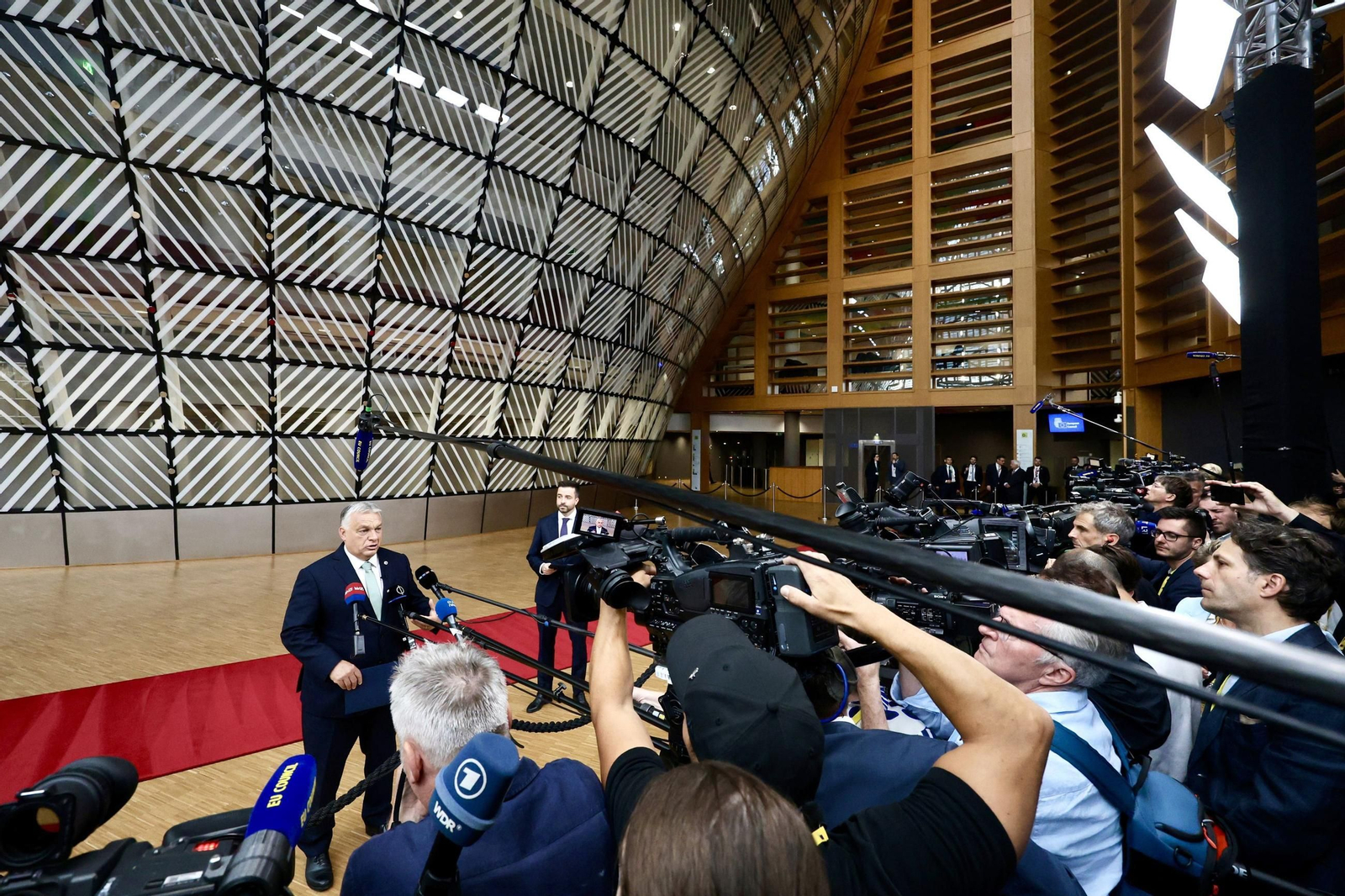 El primer ministro húngaro, Viktor Orban, atiende a los medios a su llegada a la cumbre de Bruselas.