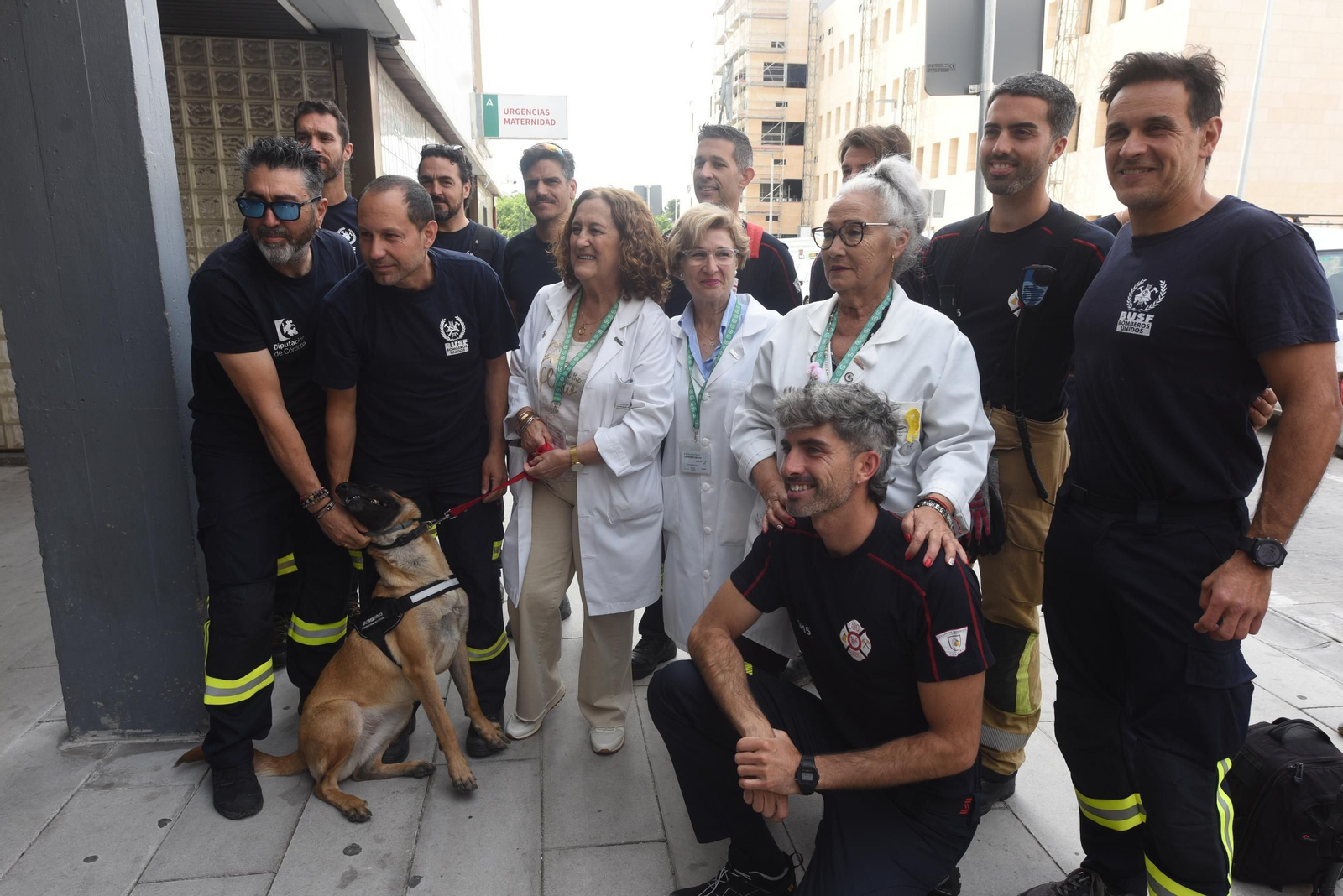 El Reina Sofía celebra el Día del Niño Hospitalizado con la visita de los bomberos, en imágenes