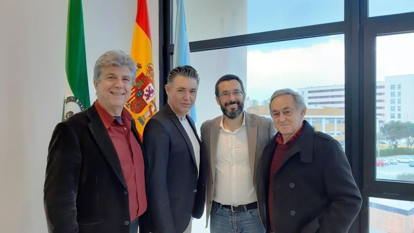 Ángel Garó y Juan Franco, junto a amigos del artista, en el Ayuntamiento