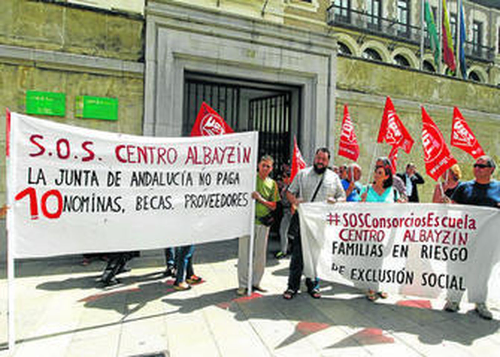 Los trabajadores en una de las manifestaciones convocadas para reclamar el pago de las nóminas.