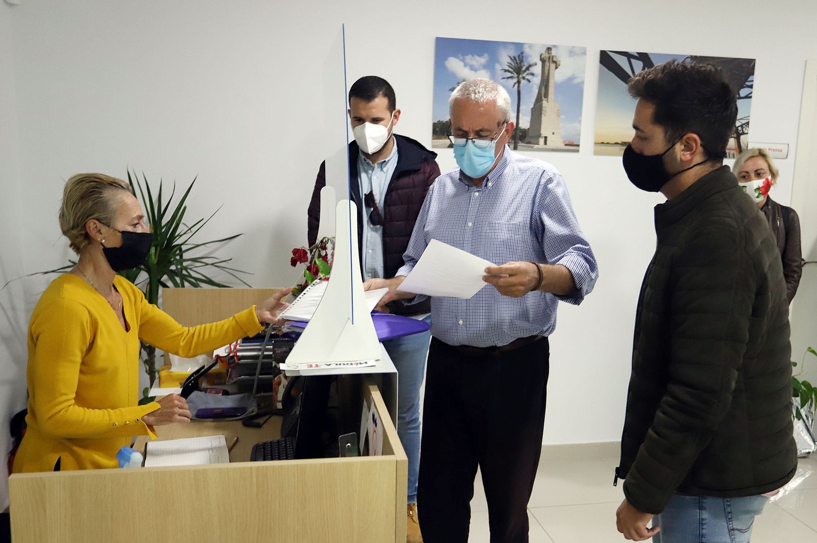 Entrega de firmas de la plataforma de apoyo a Ezequiel Ruiz en la sede provincial del PSOE.