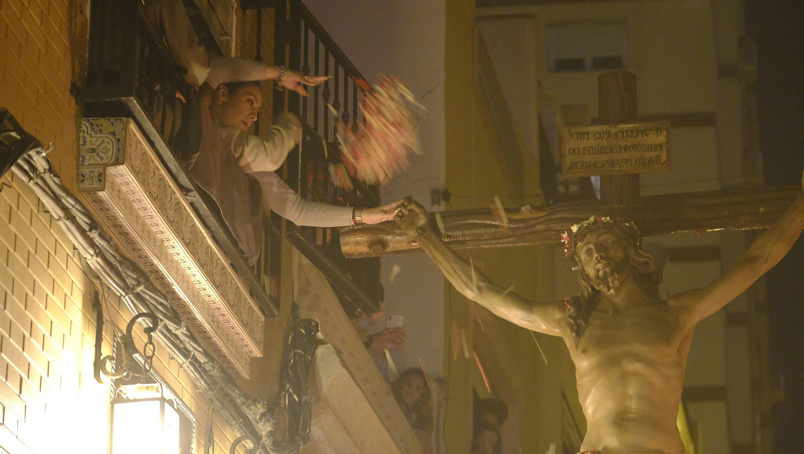 Las mejores imágenes de la Procesión del Perdón, en la noche del Martes Santo en Almería