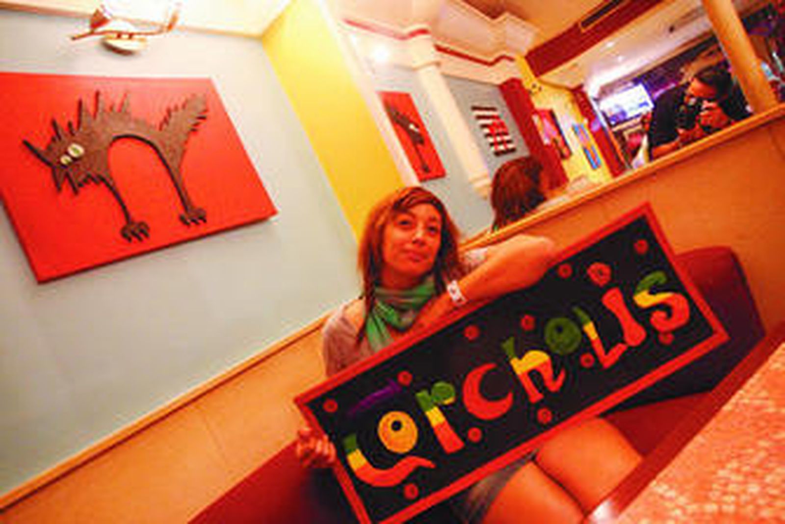 Fanny posa junto a su obra en el bar Pópulo de La Línea.