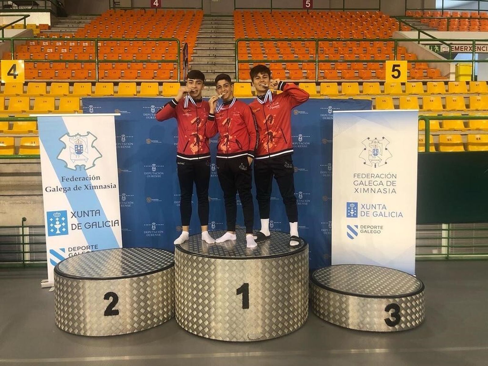 Los tres gimnastas del Acróbatos que entrenan en Albolote