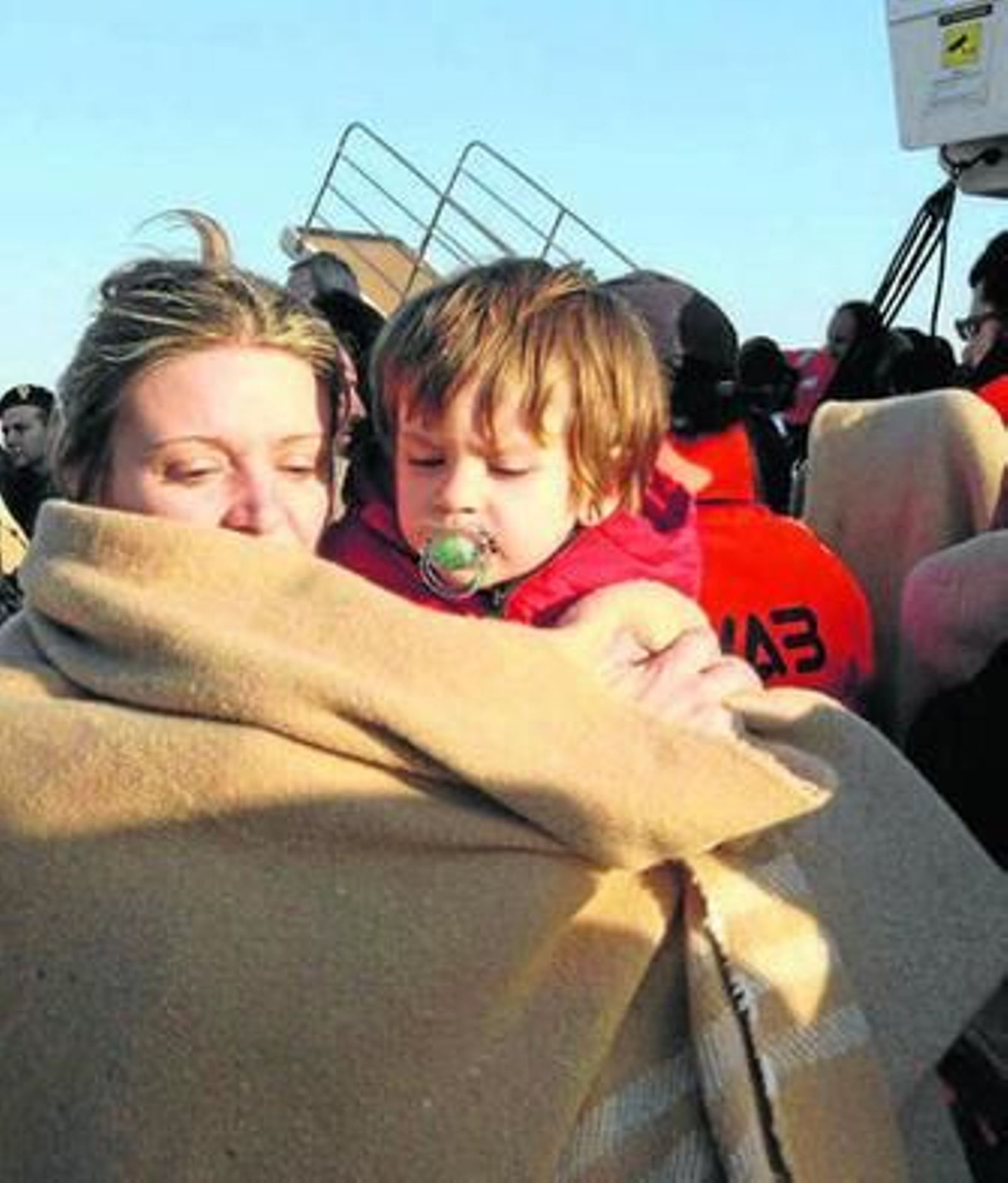 Una mujer y un niño poco después de ser evacuados.