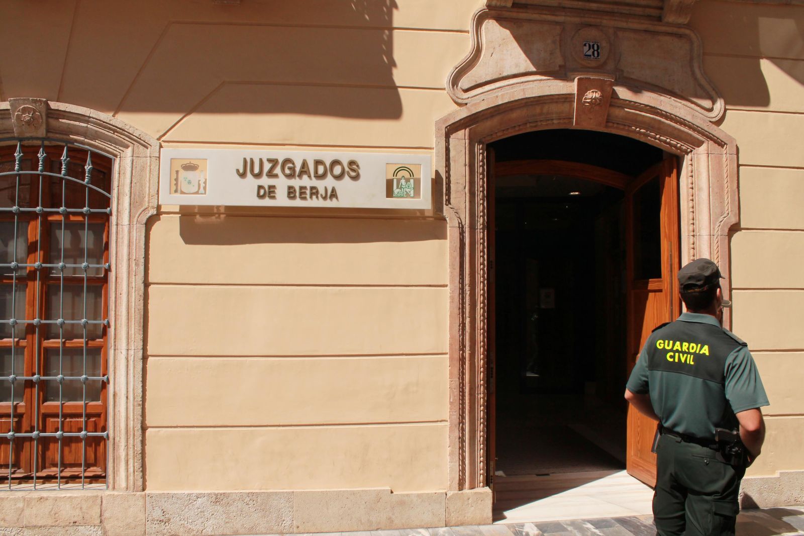 Entrada principal de los Juzgados de Berja