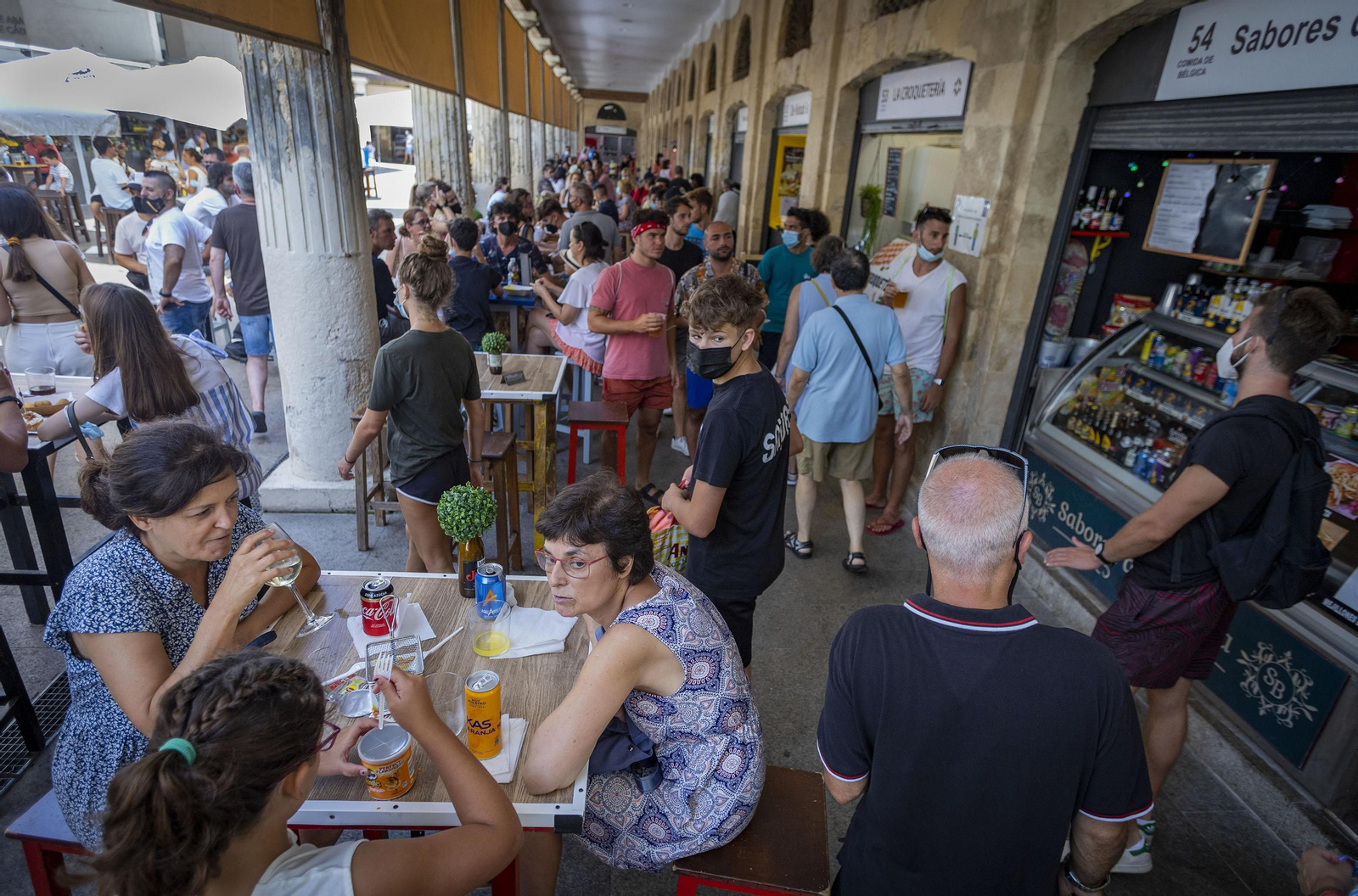 Los locales del Mercado Gastronómico en la Plaza totalmente llenos este verano.