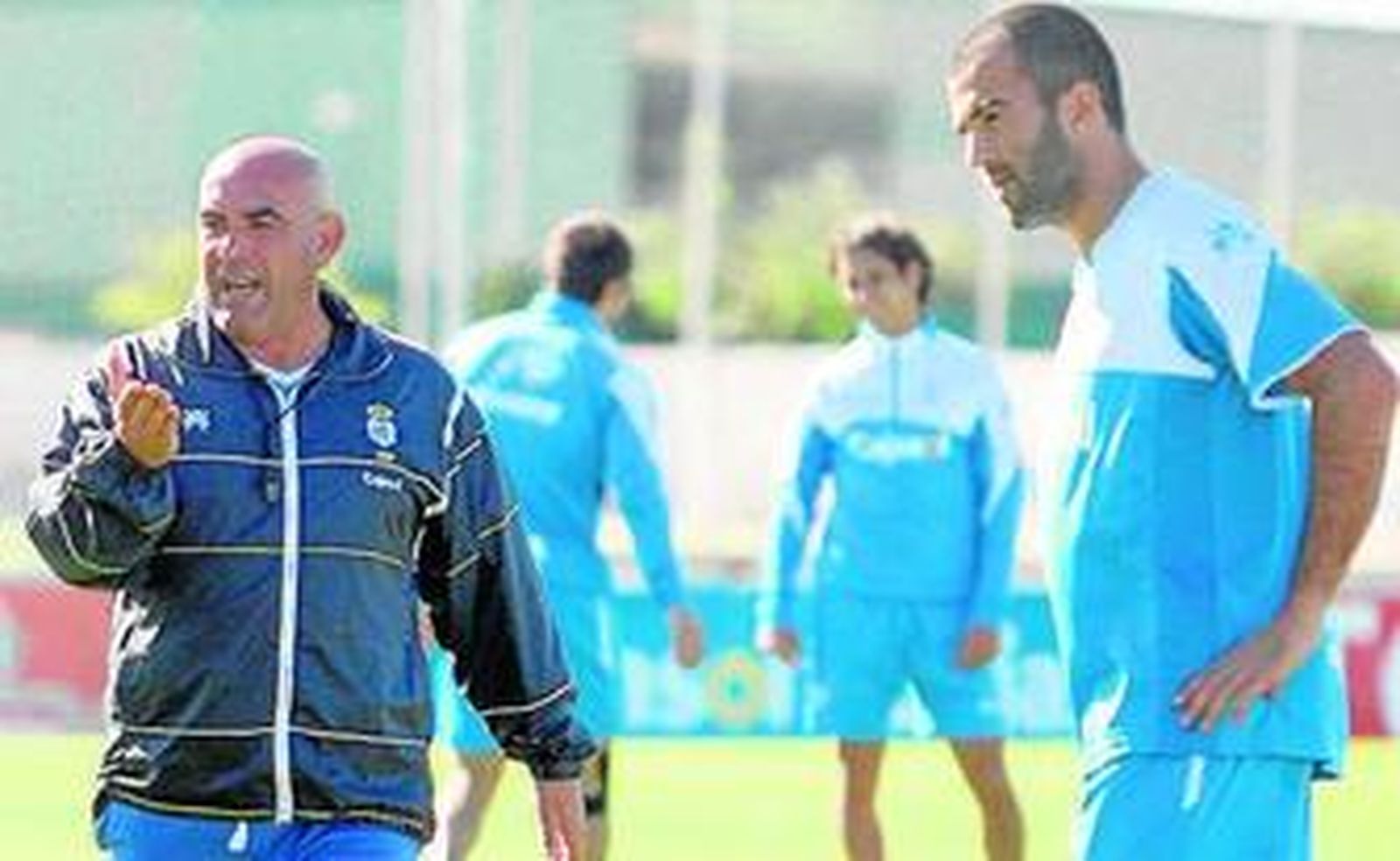 Carlos Ríos da instrucciones con Manolo Martínez, a su lado.