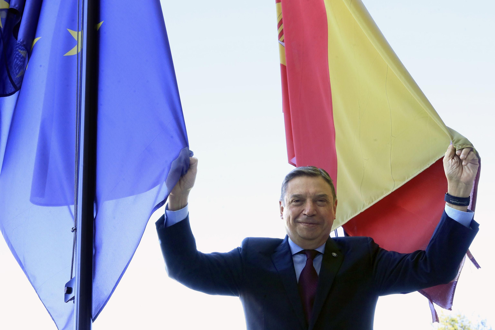 Luis Planas posa con las banderas de la Unión Europea y España.