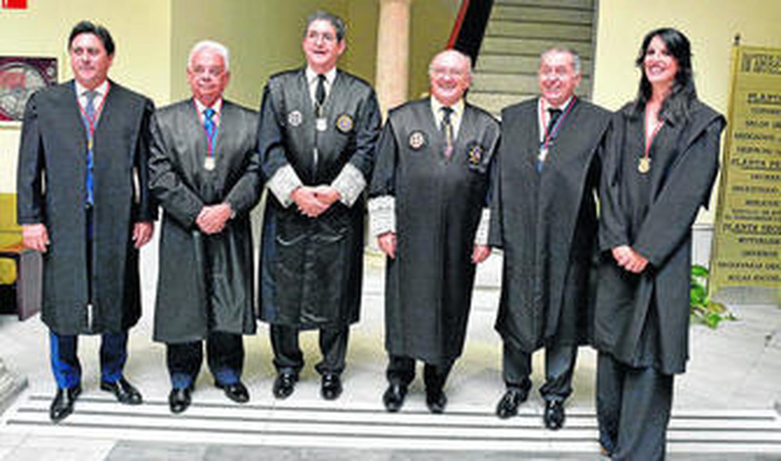 Carlos Carnicer, con el decano, José Joaquín Gallardo y los abogados que han recibido la medalla al Mérito.