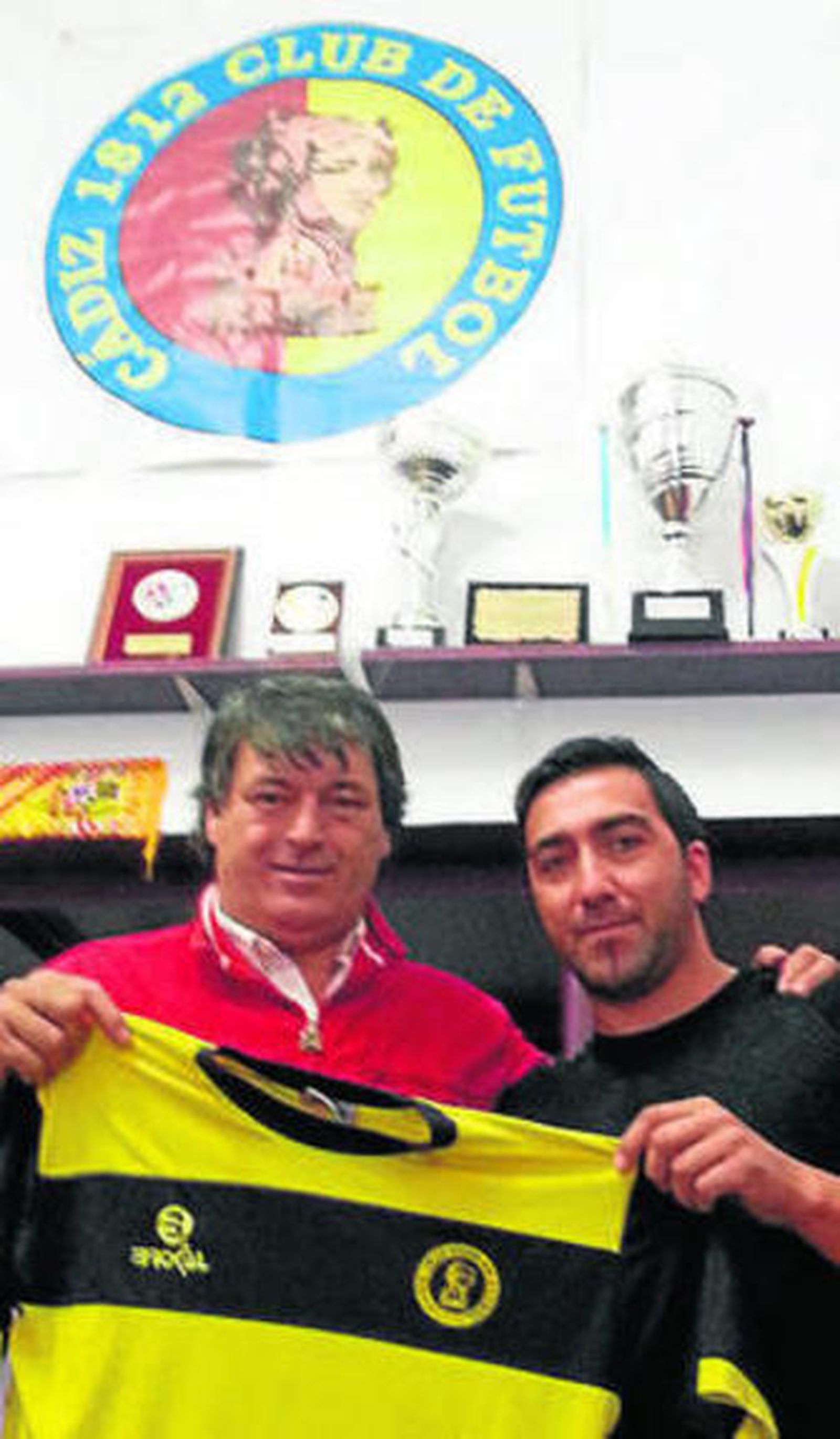 Juanma Cruz (d) en la presentación.