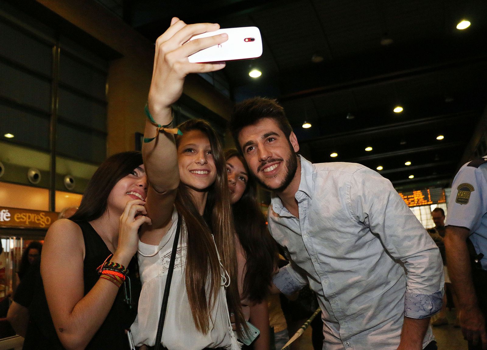 Antonio José se fotografía con un grupo de seguidoras.