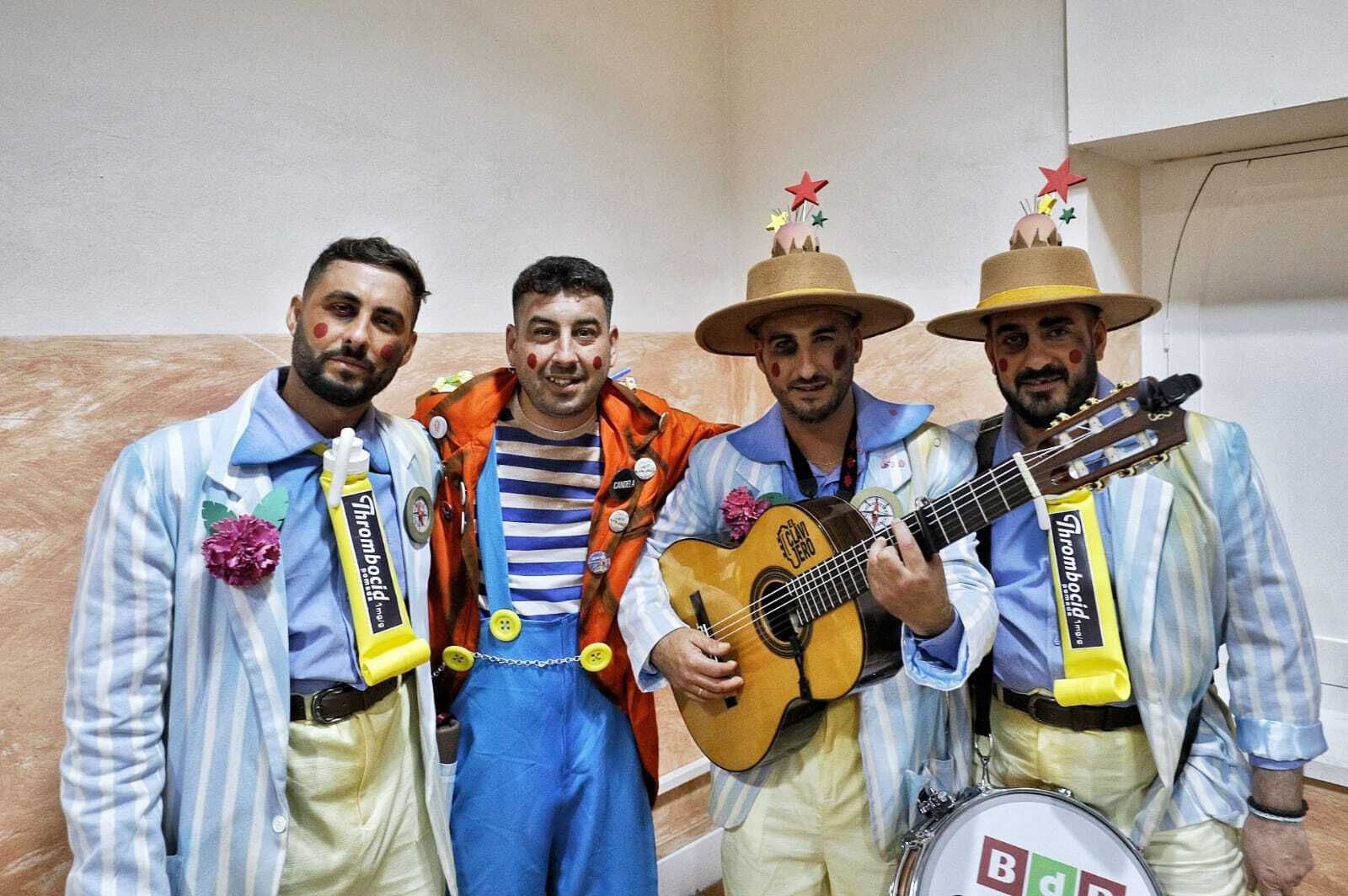 Los Molina, incluido José, que sale ya en otra chirigota, juntos en camerinos.