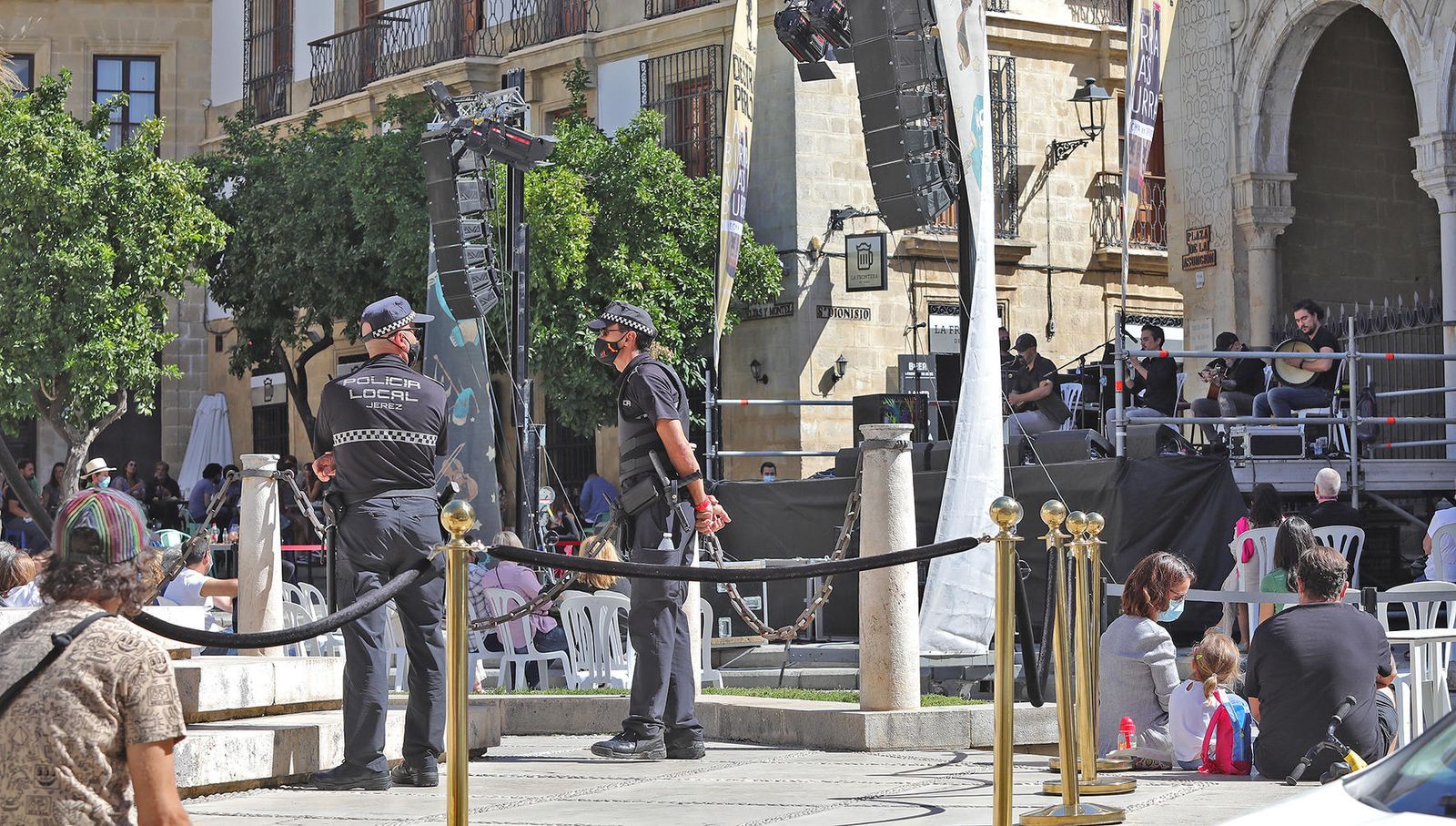 Dos agentes de la Policía local en la plaza de la Asunción durante el Festival Xera