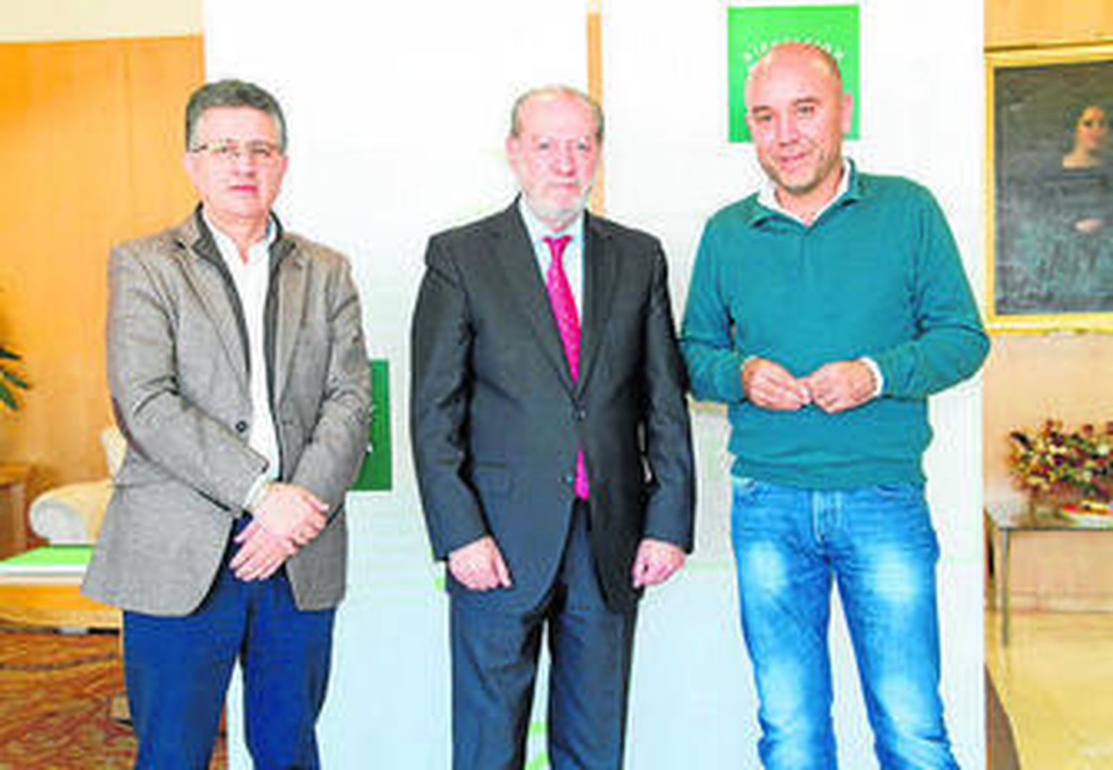 Villalobos con los representantes de la ONGD.