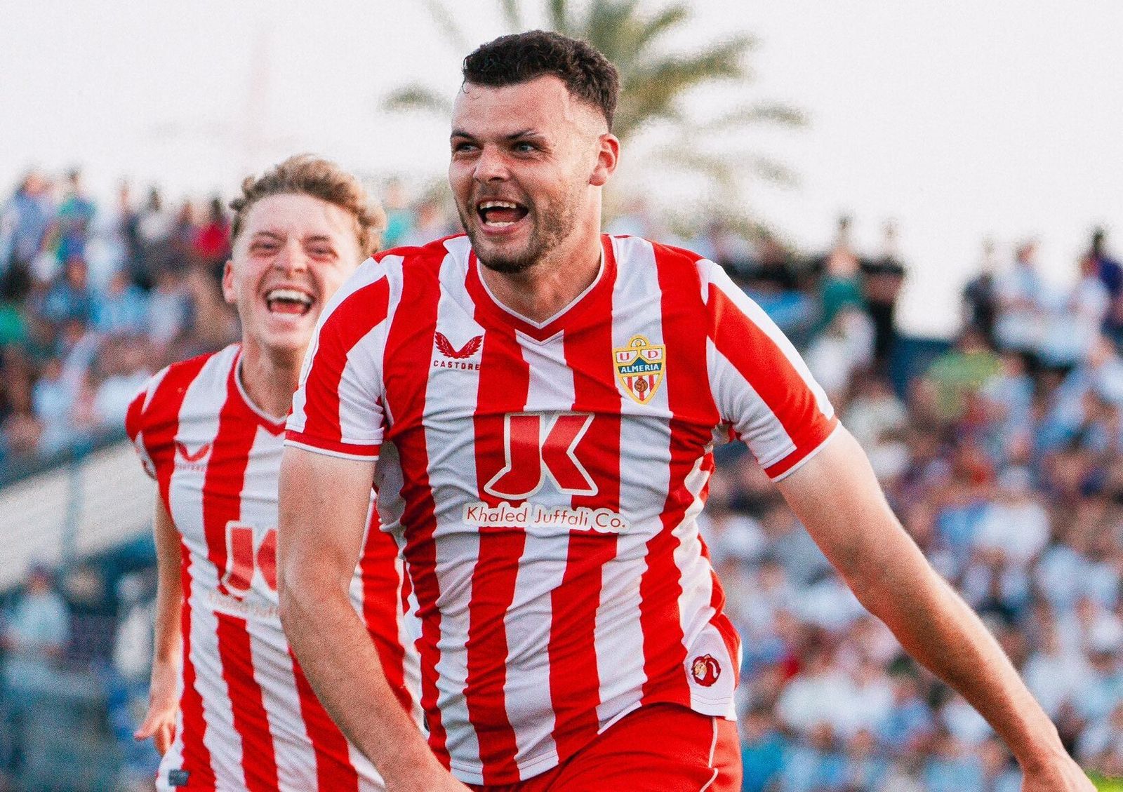 El centrocampista roquetero Cantón celebra su tanto que supuso el empate ante el Atlético Malagueño.
