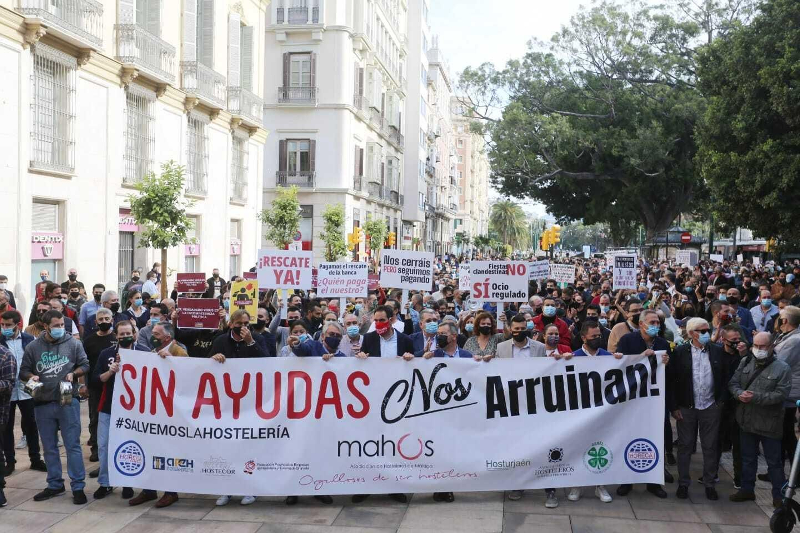 Fotos de la cacerolada de los hosteleros en Málaga, contras las medidas del Covid