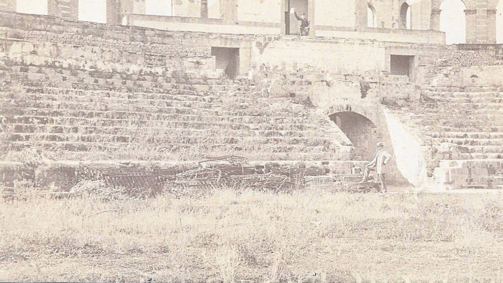 La plaza de toros de Jerez, que se estrenó en en el año 1840, surgió dos veces de sus propias cenizas.