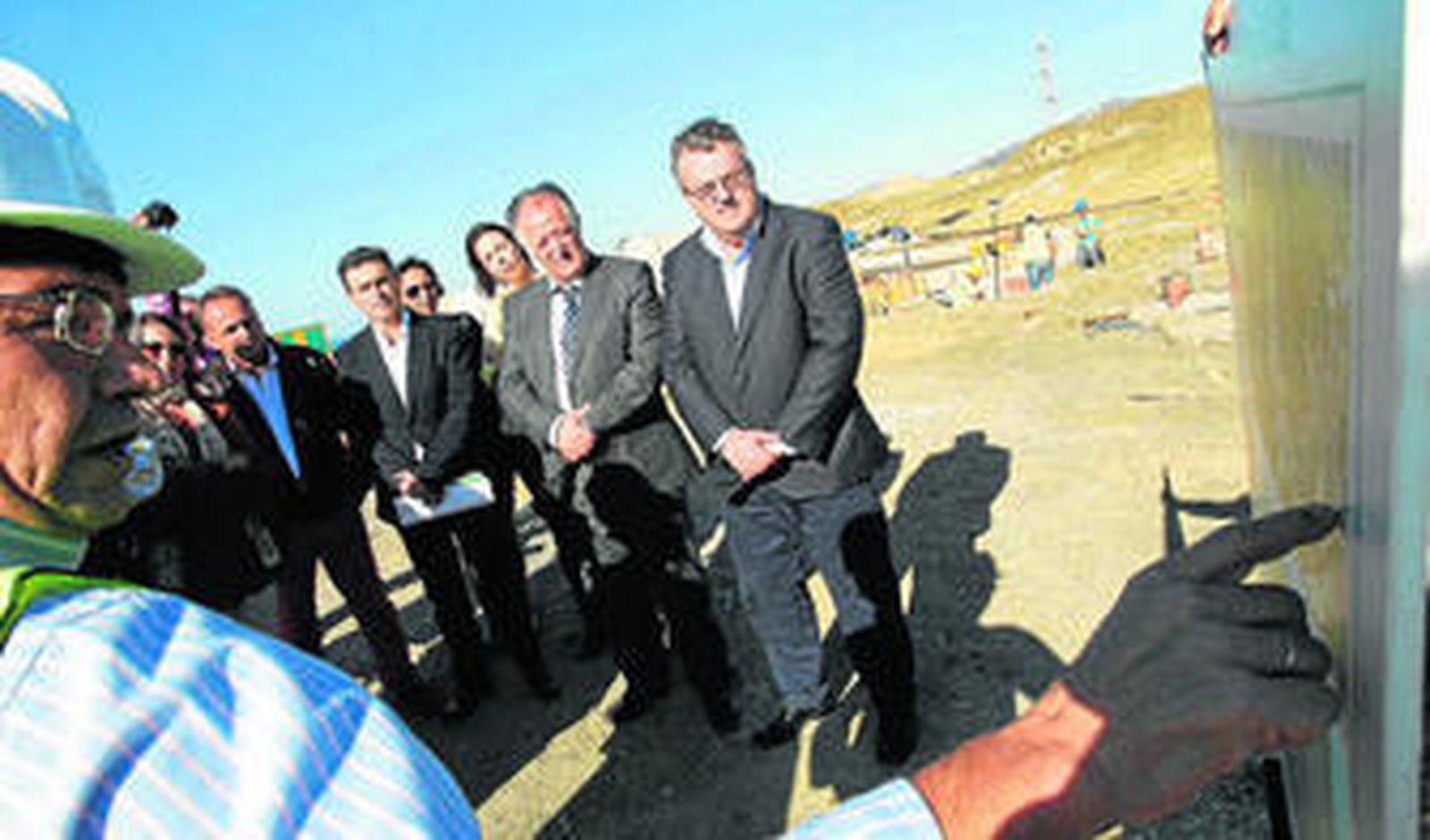 El director de la obra explica los detalles de la depuradora a las autoridades, ayer en Tarifa.