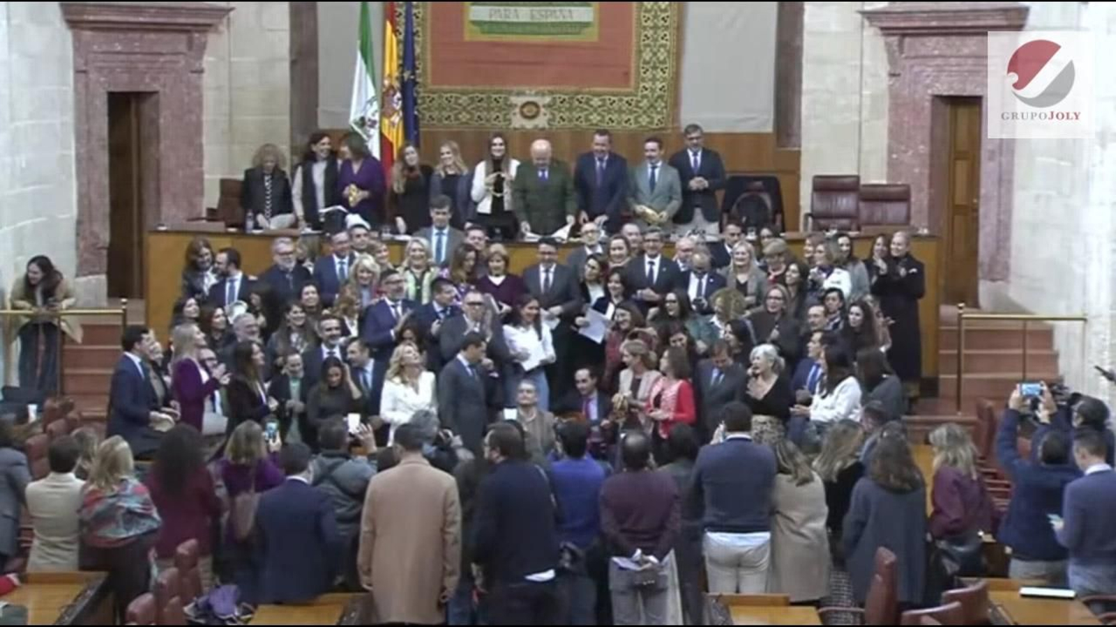Parlamentarios andaluces del PP cantan el tradicional villancico tras el último pleno del año