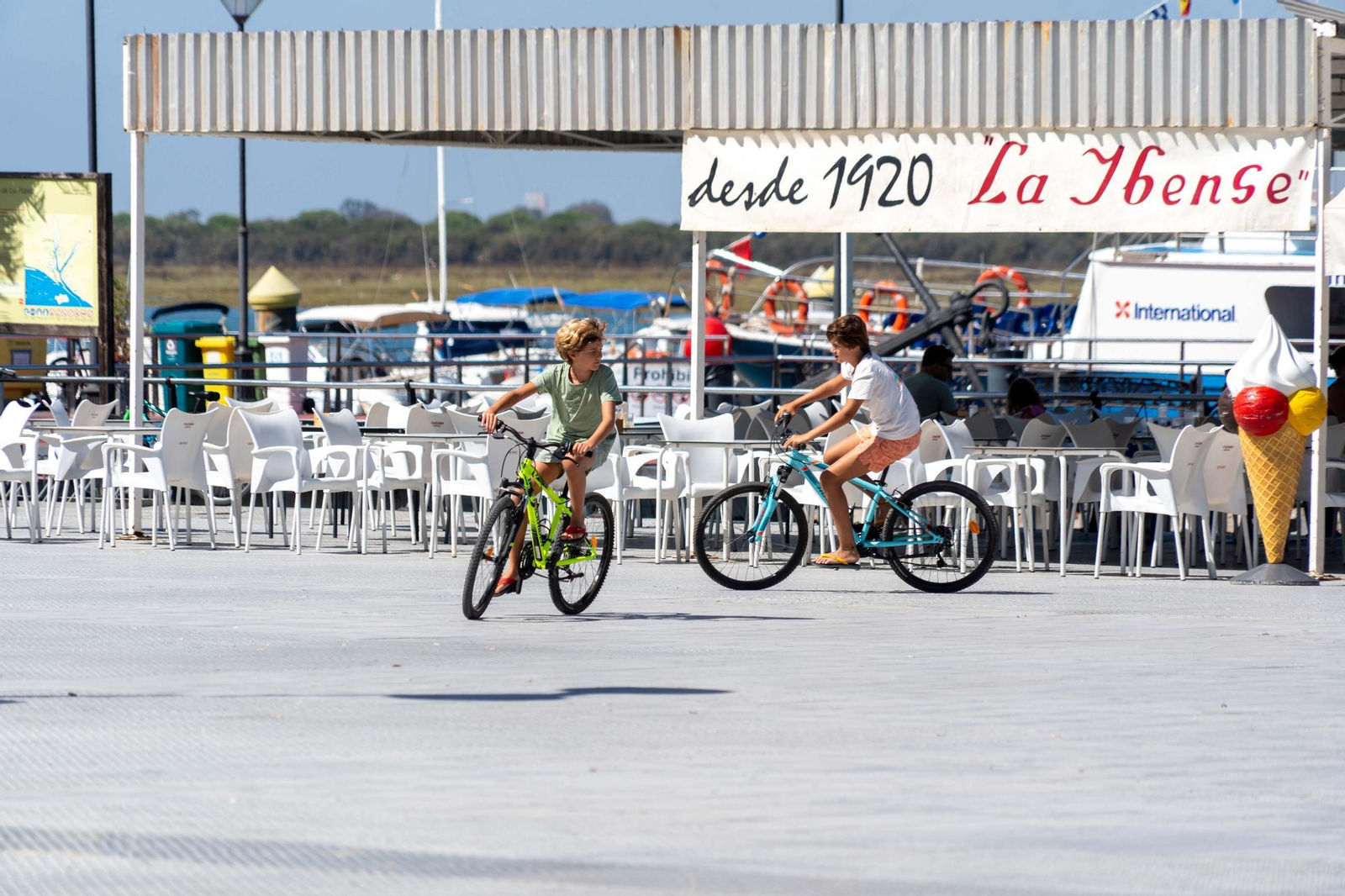 Imágenes de una tarde en el Paseo de la Ría de Punta Umbría